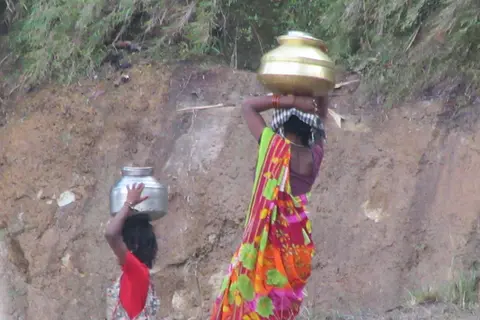 भरीया बाईचारू पानी ले जावत